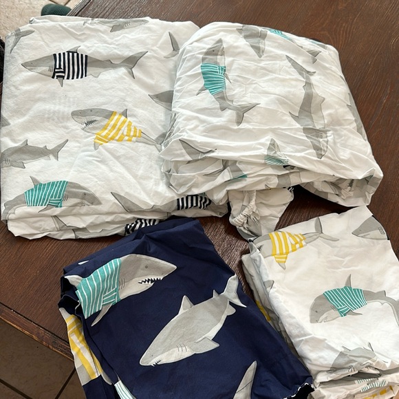 PBK Queen Shark sheet set w/ DUVET AND MATCHING SHAMS - Picture 2 of 6